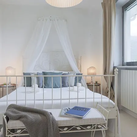Artistica Con Piscina E Giardino Apartman
