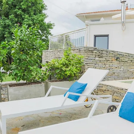 Artistica Con Piscina E Giardino Daire