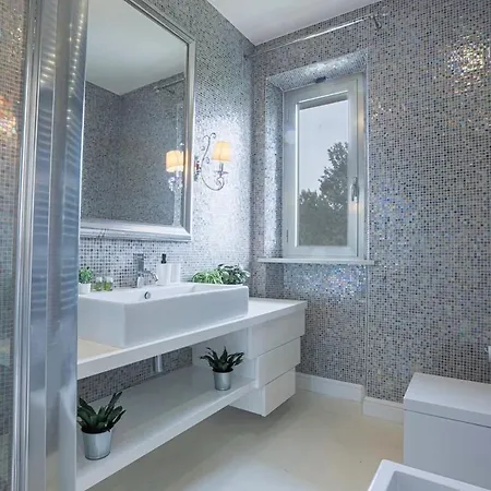 Artistica Con Piscina E Giardino *